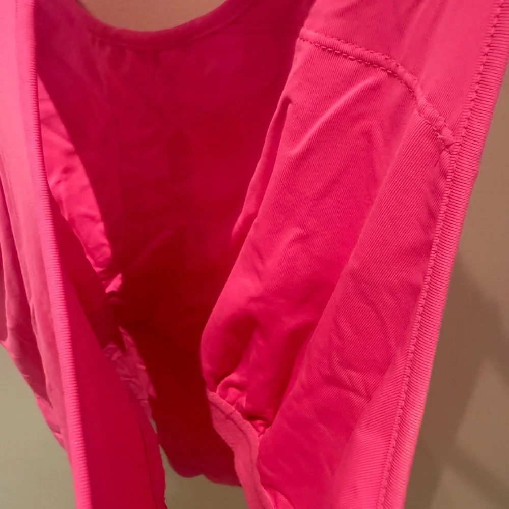 Lilly Pulitzer Luxletic Bright Pink top with built in shelf bra! - Picture 4 of 4